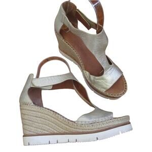Kenneth Cole Gentle Soul Espadrille Wedge Sandals Size 7 Gold T-strap 3.5in heel